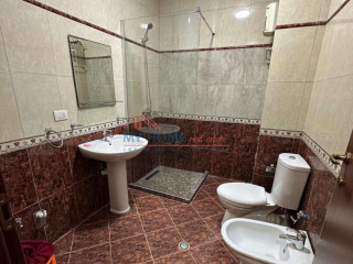 Zyre me qera tek Komuna e Parisit ne Tirane