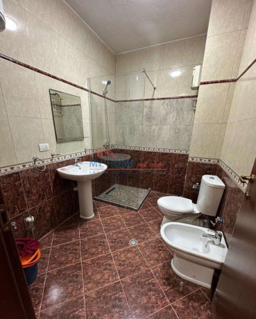 zyre-me-qera-tek-komuna-e-parisit-ne-tirane-big-0