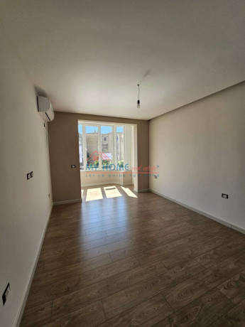 zyre-me-qera-tek-zogu-i-zi-tirane-big-2