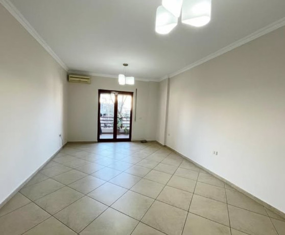 jepet-me-qira-ambjent-zyrash-ne-rrugen-e-kavajes-big-0