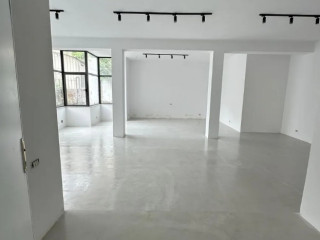 JEPET ME QERA : AMBJENT BIZNESI: / Zona: RR.DURRESIT & IBRAHIM TUKIQI_ PRANE OPTIKA LUANI