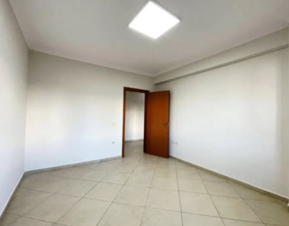 rruga-kavajes-prane-kishes-ortodokse-jepet-me-qera-ambjent-zyrash-big-4