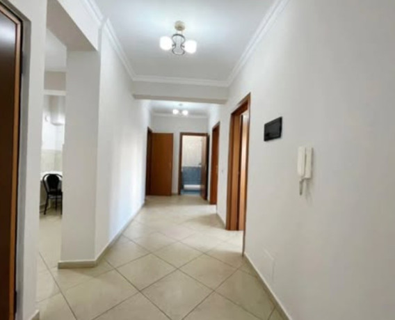 rruga-kavajes-prane-kishes-ortodokse-jepet-me-qera-ambjent-zyrash-big-1