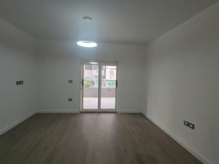 Shitet apartament 1+1 tek Komuna e Parisit