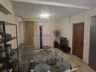 Rruga e Barrikadave jepet me qera 1+1