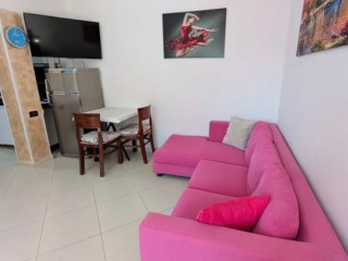 JEPET ME QIRA: Apartament Rruga Kavajës, përballë Square 21