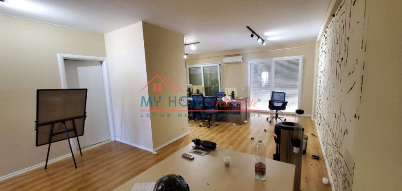 zyre-me-qera-tek-komuna-e-parisit-ne-tirane-big-1