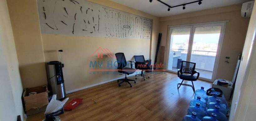 zyre-me-qera-tek-komuna-e-parisit-ne-tirane-big-0