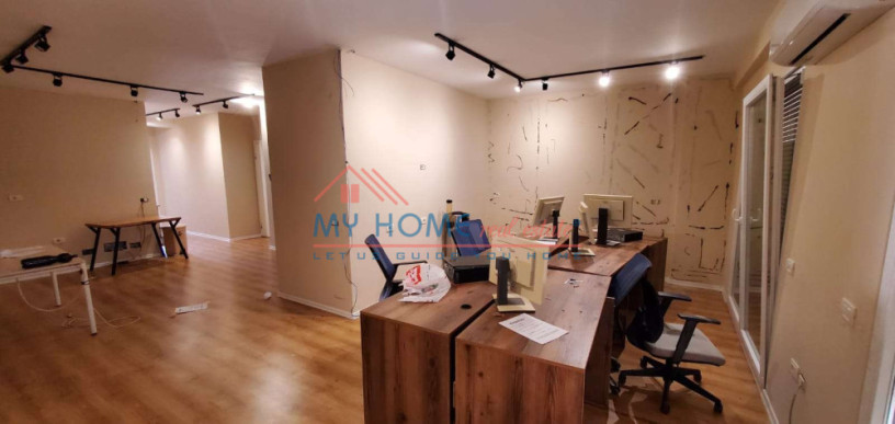 zyre-me-qera-tek-komuna-e-parisit-ne-tirane-big-3