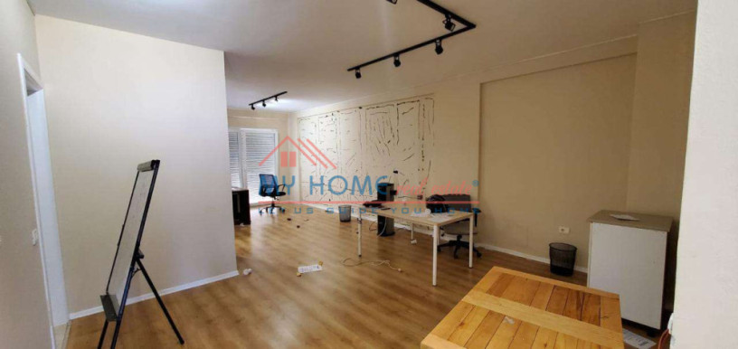 zyre-me-qera-tek-komuna-e-parisit-ne-tirane-big-4