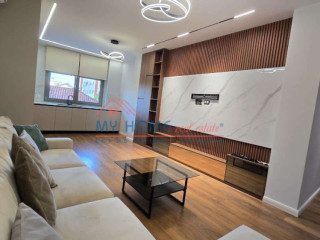 Apartament 2+1+2 Poste parkimi ne shitje tek Tower Bridge ne Tirane