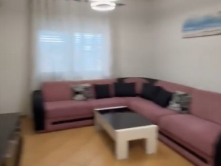 SHITET : APARTAMENT 1+1 Rruga Ali Demi pranë Tregut Elektrik