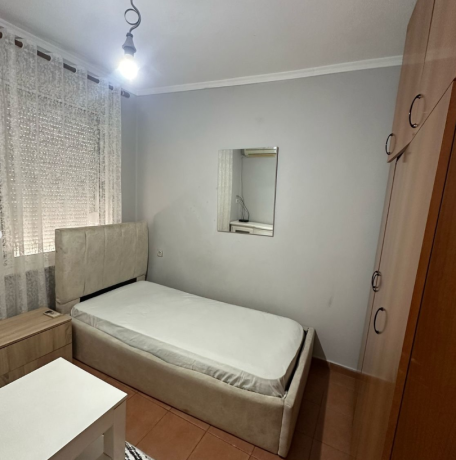 rr-ferit-xhajko-buze-unazes-se-vogel-prane-ish-restorant-durresit-jepet-me-qera-21-big-3