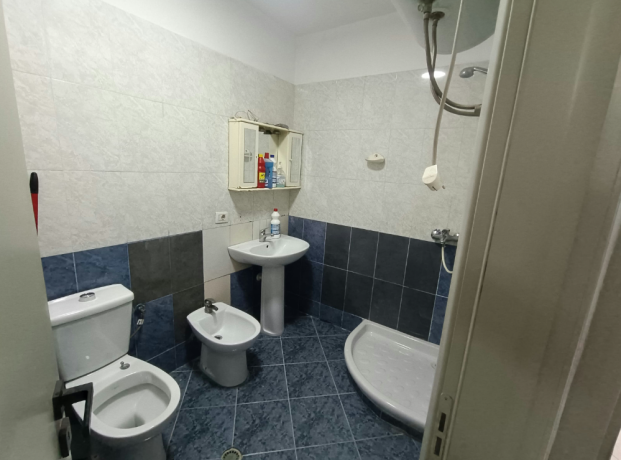 shtepi-me-qera-per-banim-ne-pallat-te-ri-21-me-vendndodhje-parku-globe-fabrika-bukes-big-4