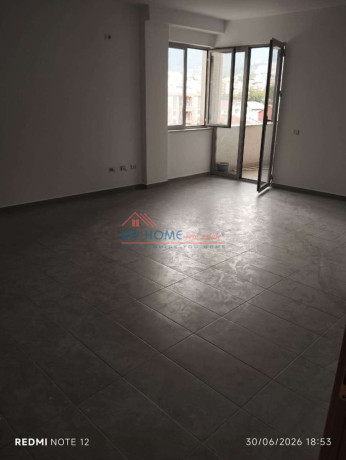 zyre-me-qera-kinostudio-tirane-big-2