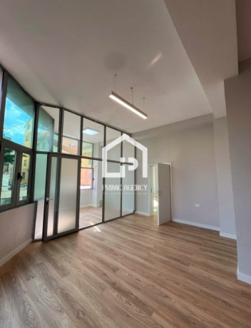 jepet-me-qera-ambjent-biznesi-post-parkimi-zona-prane-kristal-center-big-2