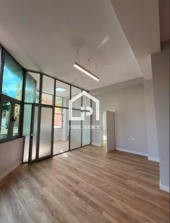 jepet-me-qera-ambjent-biznesi-post-parkimi-zona-prane-kristal-center-big-2