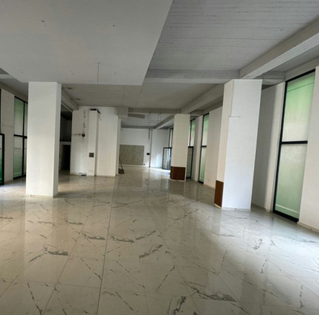 pallati-me-shigjeta-jepet-me-qera-ambjent-komercial-big-0