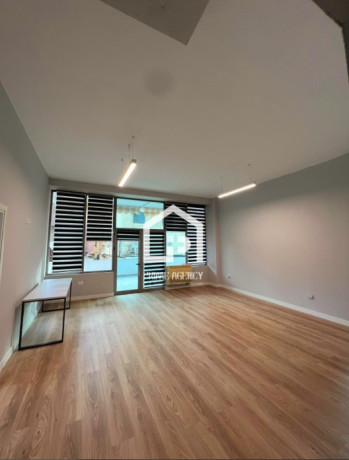 jepet-me-qira-ambjent-biznesi-1-post-parkimi-komuna-e-parisit-big-0