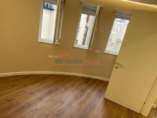 Zyre me qera tek Kafe Flora Tirane