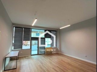 JEPET ME QIRA : Ambjent biznesi+ 1 POST PARKIMI /KOMUNA E PARISIT