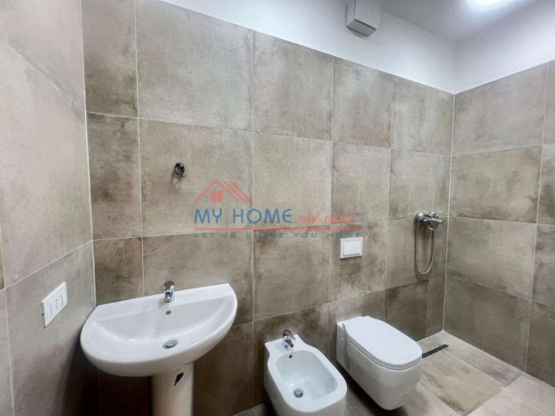 zyre-me-qera-komuna-e-parisit-ne-tirane-big-3