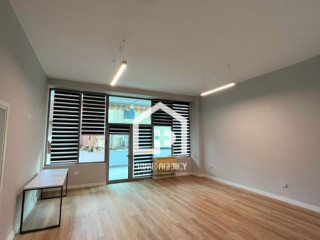 JEPET ME QIRA : Ambjent zyrash + 1 POST PARKIMI /KOMUNA E PARISIT