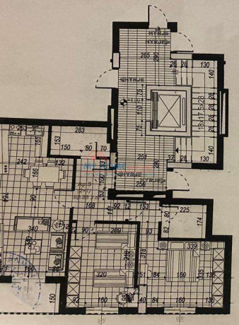 zyre-me-qera-tek-rruga-hoxha-tahsim-ne-tirane-big-0