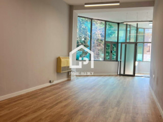 JEPET ME QIRA : Ambjent zyrash + 1 POST PARKIMI /KOMUNA E PARISIT