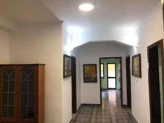 JEPET ME QIRA : Ambjent biznesi/ Pranë Spitalit Gjerman/ RRUGA KAVAJES