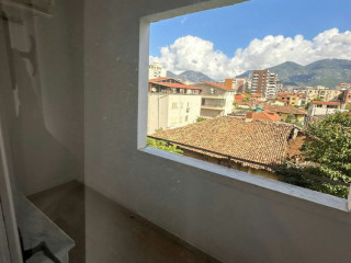 Pazari i Ri jepet me qera 2+1