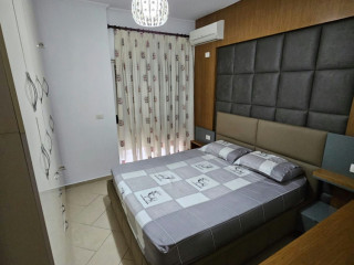 Shtepi me qera, Pallat i Ri 2+1 Liqeni thate / Kopshti Botanik