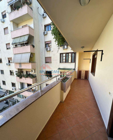 zyre-me-qera-tek-komuna-e-parisit-ne-tirane-big-3