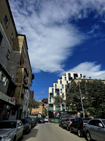 jepet-me-qira-ambjent-zyre-mshyri-nikolla-lena-big-0