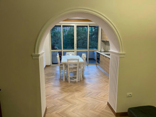 Shtepi me qera, Pallat Egzistues 3+1 Blloku Ambasadave / Inxh. Ndertimit