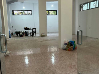 Magazine me qera, Pallat i Ri Komuna Parisit / Kristal Center